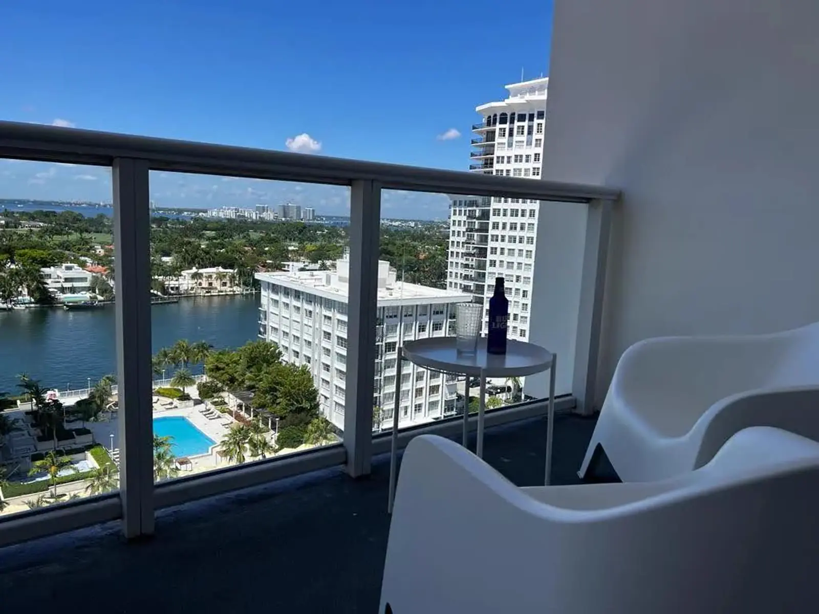 Balcón con vista a la bahía