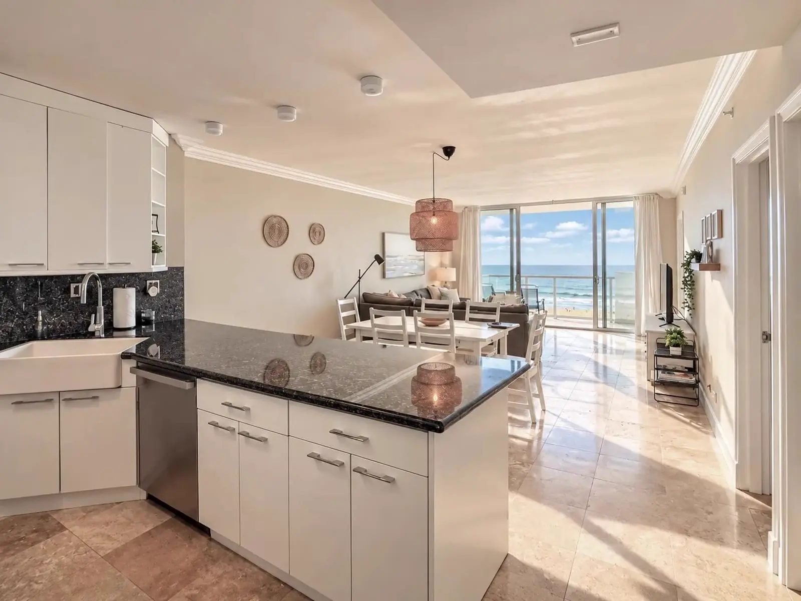 Cocina y comedor con vista al mar