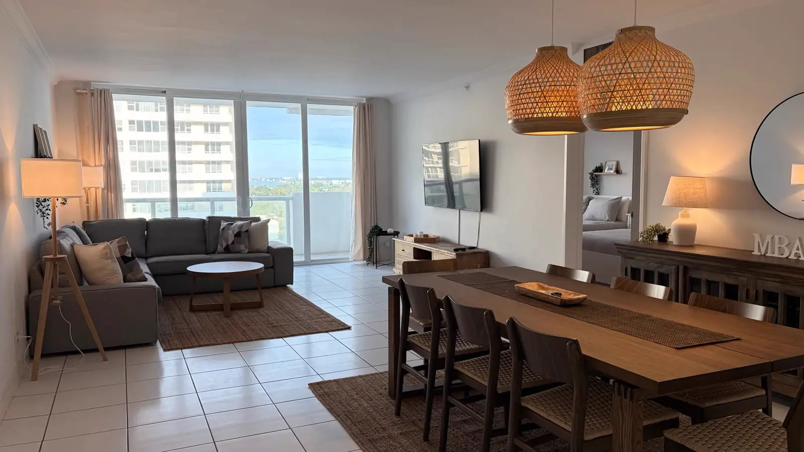 Comedor y living con vista a la bahía