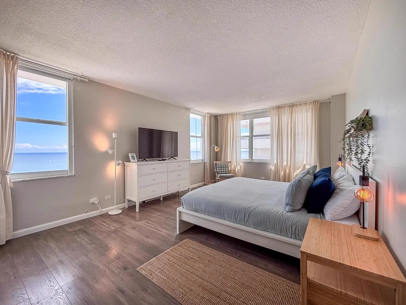 Dormitorio principal con vista al mar