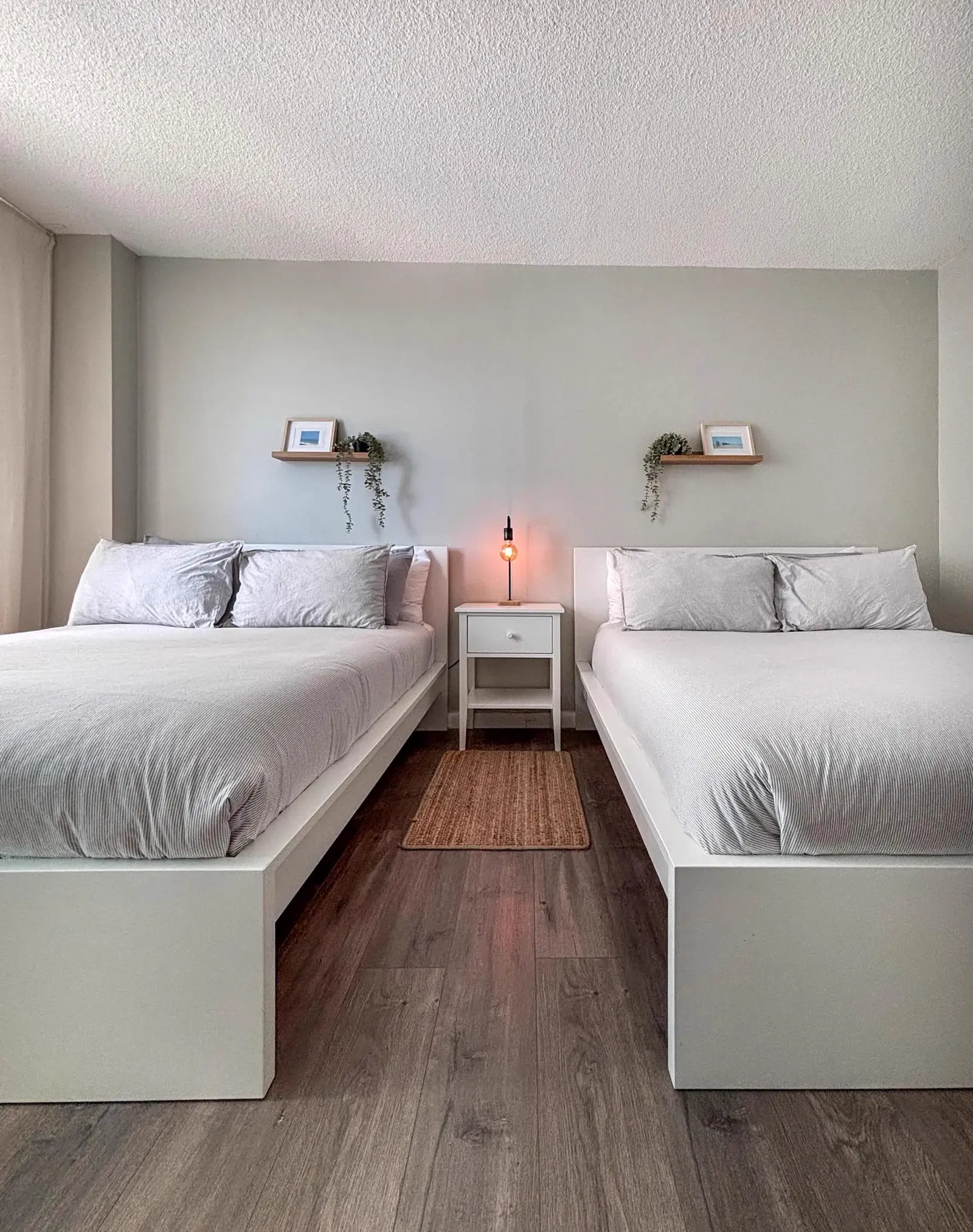 Dormitorio con dos camas