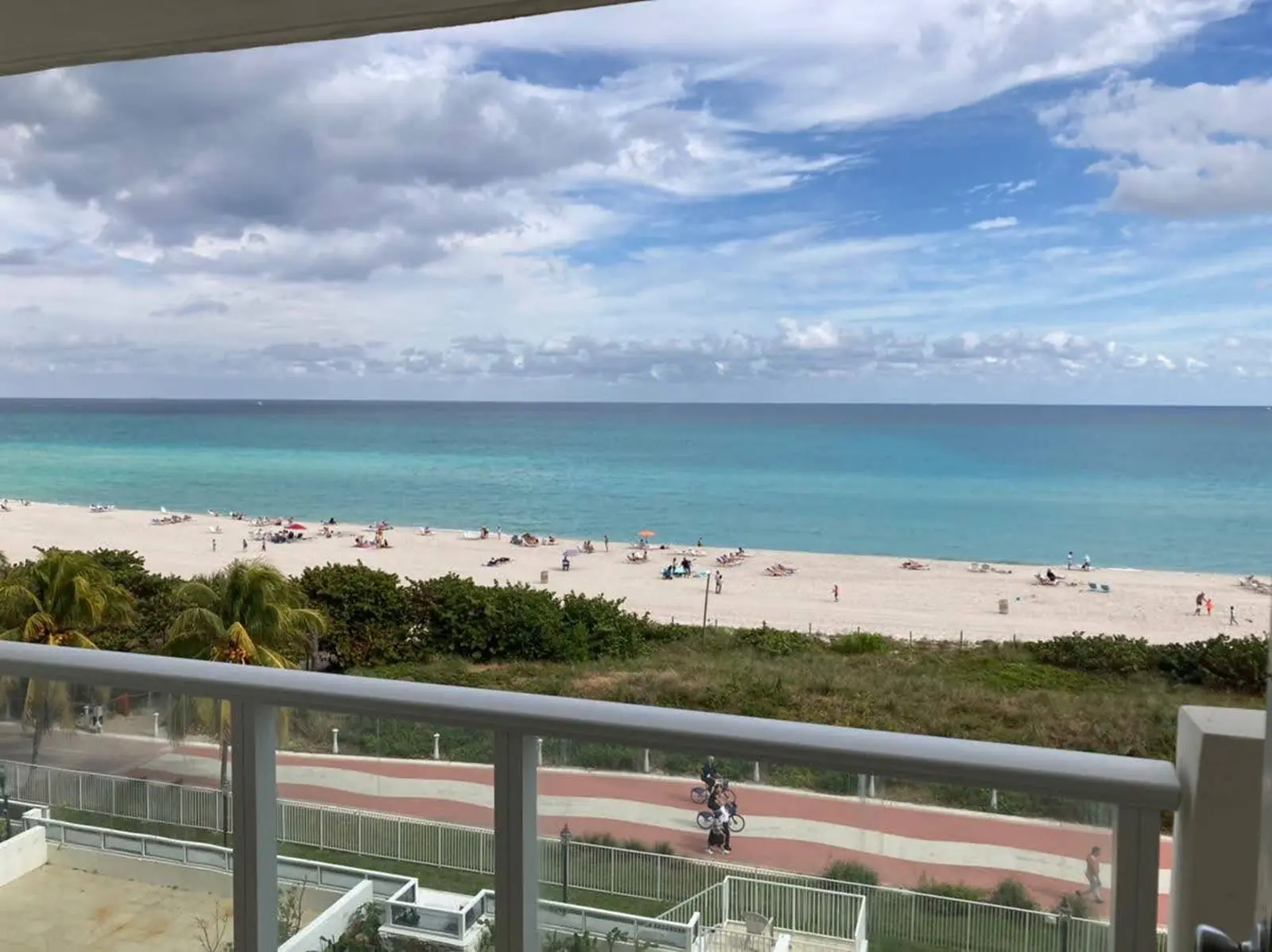 Balcón de un departamento con vista a la playa de Miami Beach