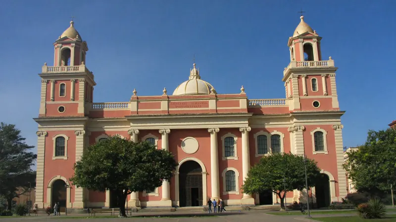 Catedral de Salta frente a la plaza 9 de Julio